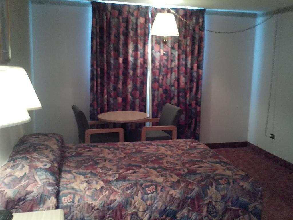 Empire Inn Brandon Bagian luar foto